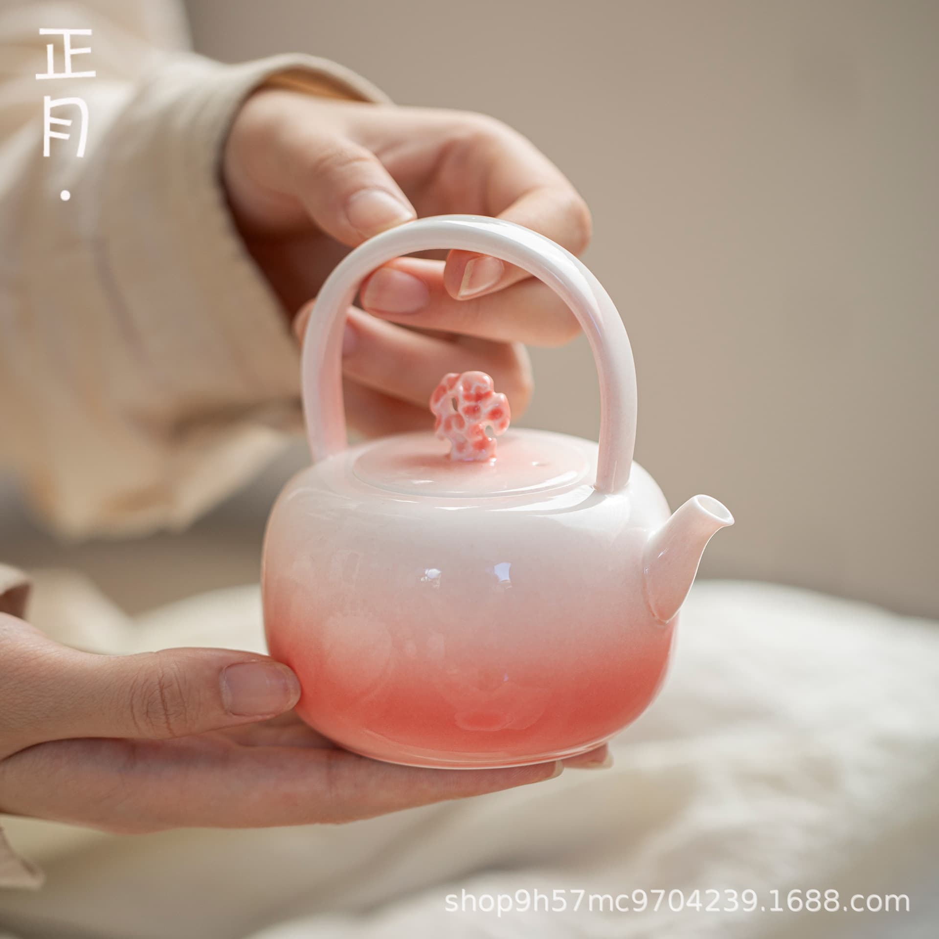 XIPEI Magnesium Teapot, White Porcelain Pink Gradient Handle Pot, Ceramic Steeping Teapot, Large Capacity with Ball Filter, Single Pot