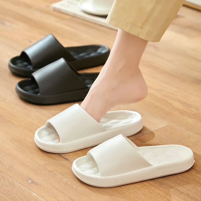 Factory wholesale soft sole slippers with cloud-like comfort, anti-slip EVA summer slippers for couples, bathroom and shower slippers, supermarket stock