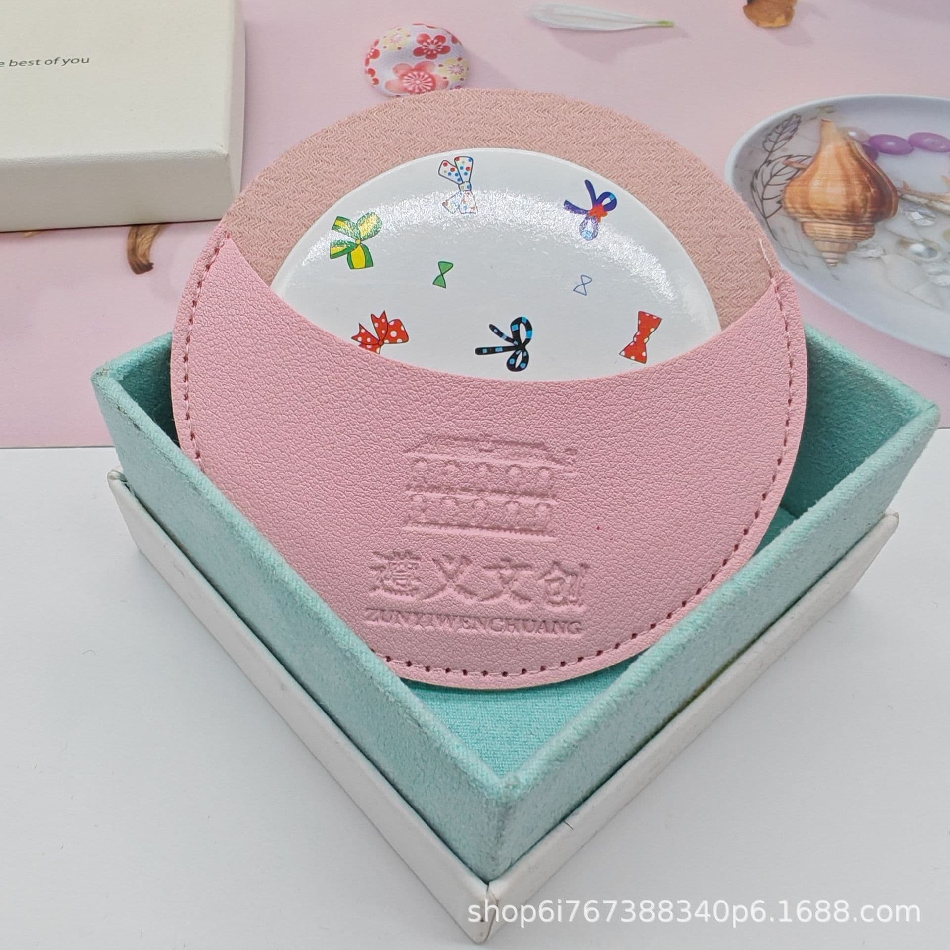 Manufacturer supply leather round makeup mirror protective bag, setting powder portable shockproof leather bag, free sample.