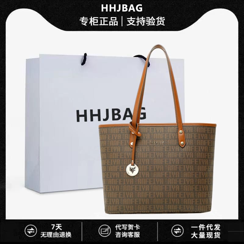 Large-capacity light luxury tote bag 2025 autumn and winter niche women's fashionable versatile shoulder bag commuter handbag