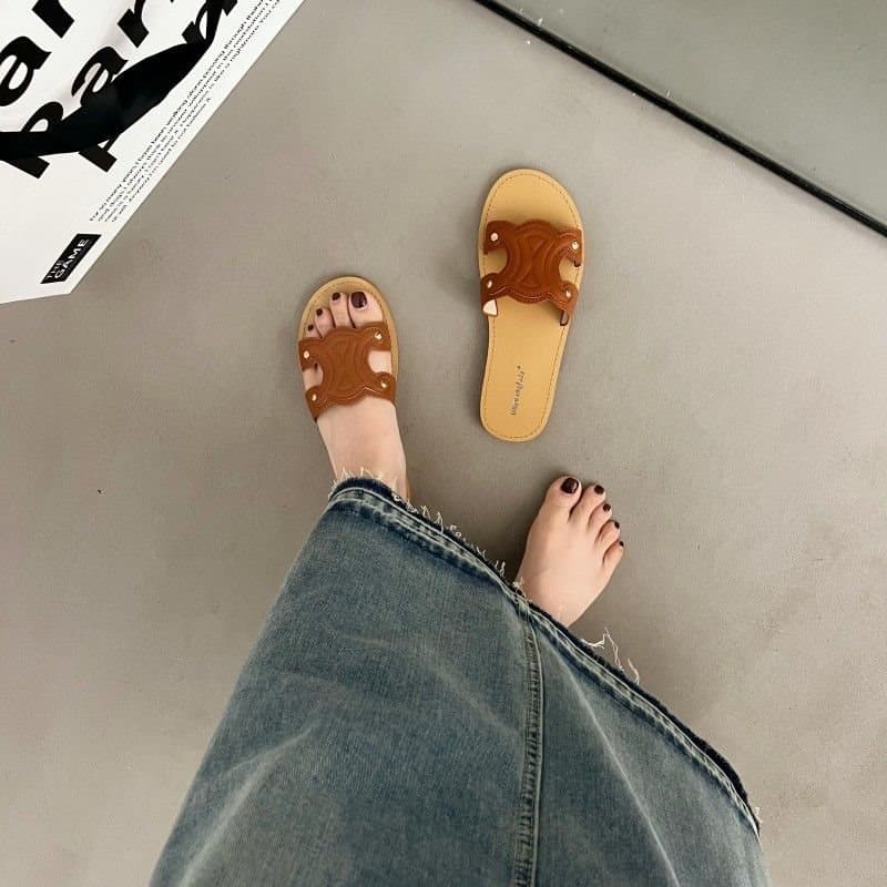 2023 New Vacation Beach Shoes Flat Slippers Women's Sandals Summer Outerwear Fashionable Design Soft Bottom Trendy