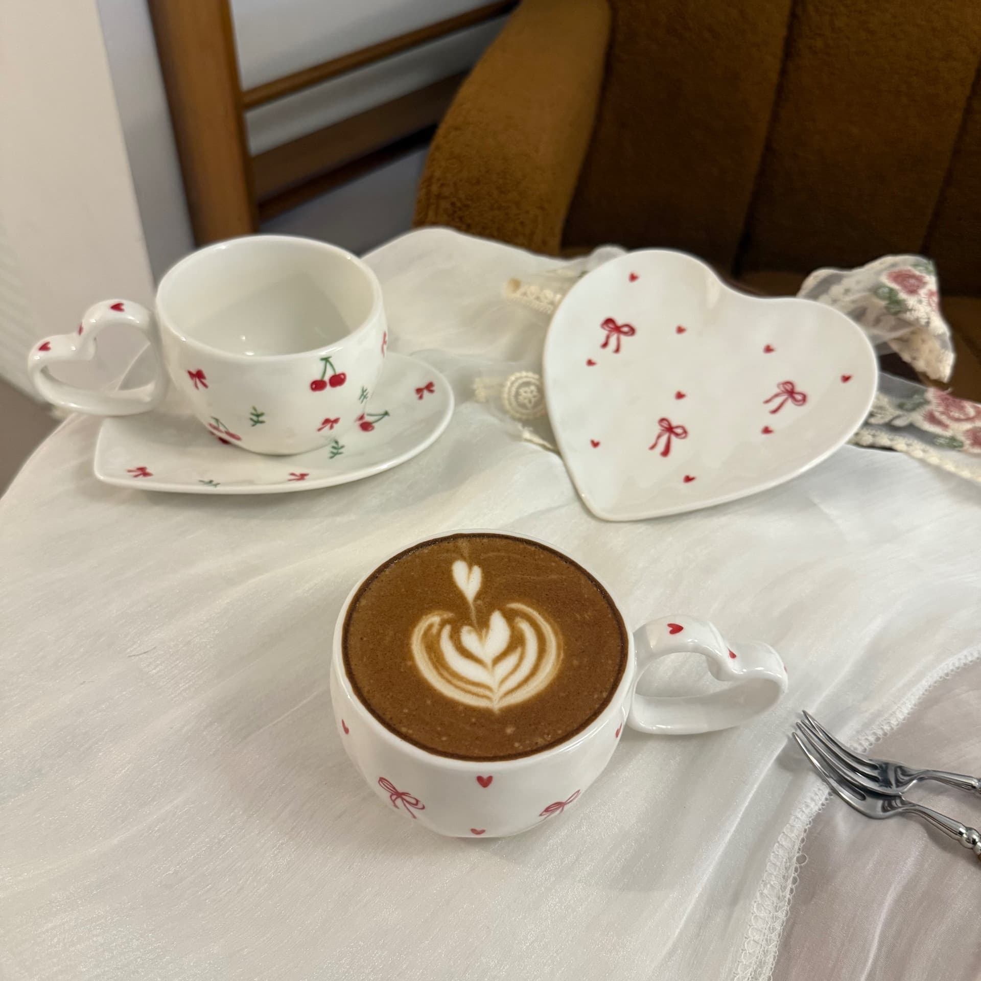 Korean ins-style hand-painted love heart ceramic cup and saucer set, hand-pinched irregular heart-shaped coffee cup and saucer, afternoon tea cup and saucer