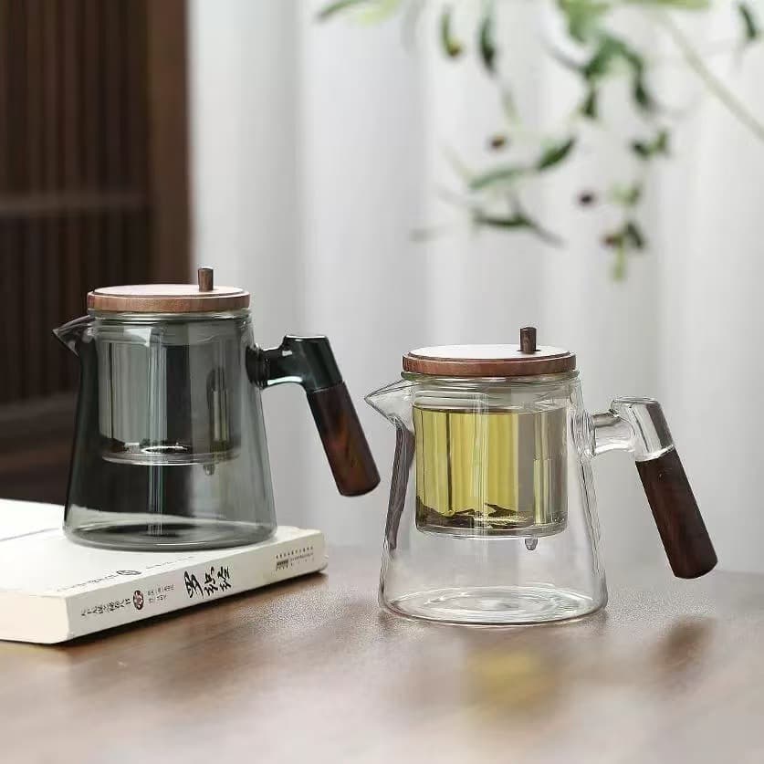 High borosilicate high-temperature resistant glass teapot/tea brewer with one-button tea-water separation cup, a must-have for home tea brewing.
