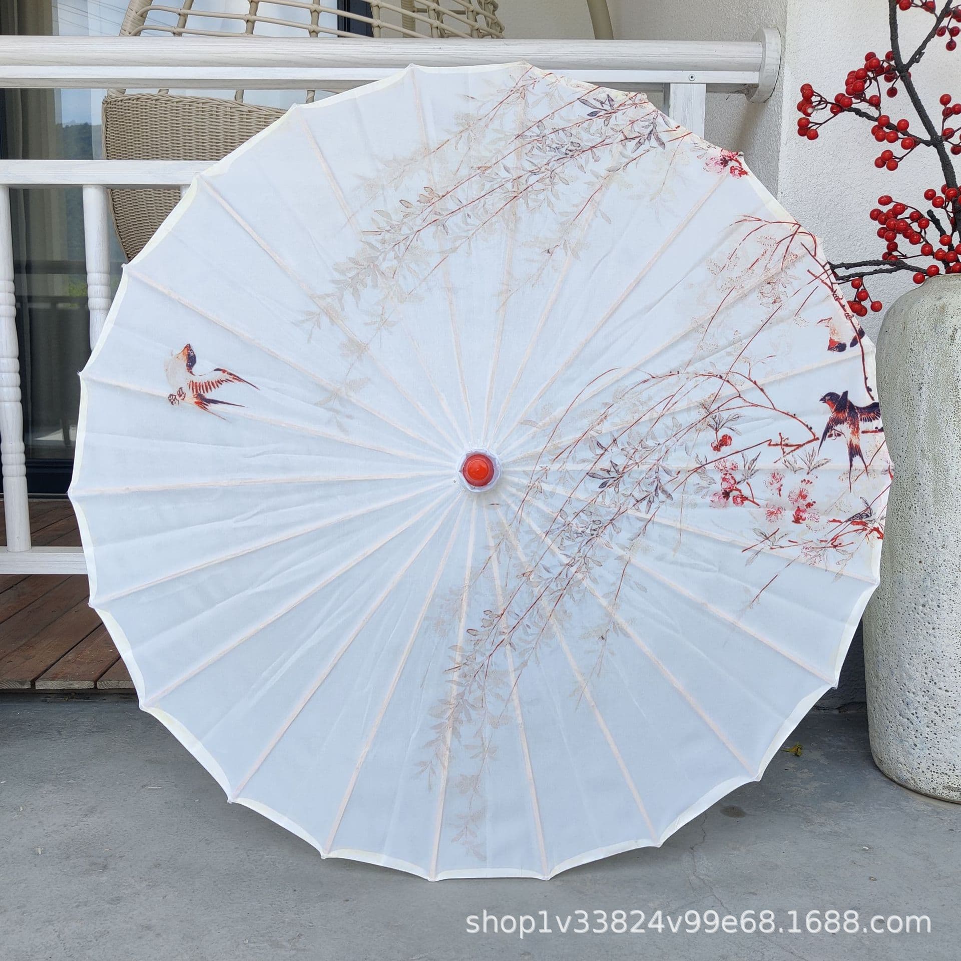 Drop shipping of Chinese-style ceiling decorations, oil-paper umbrellas, runway dance props, antique craft umbrellas, and printed silk umbrellas.