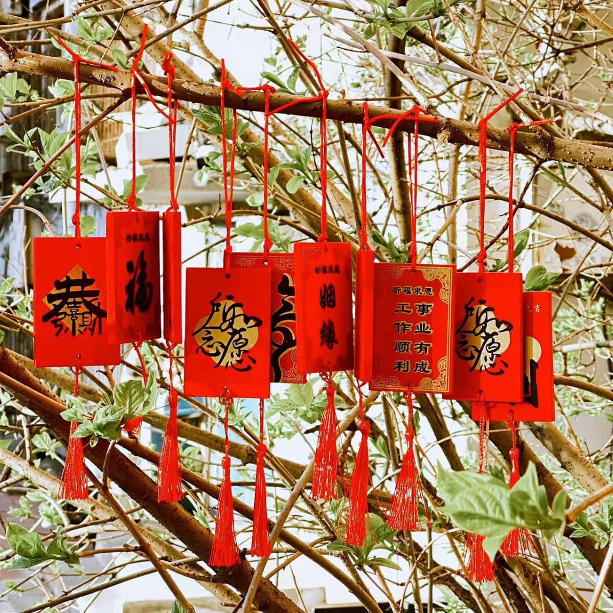 Factory wholesale pine wishing plaques for scenic spots, temples, and prayer plaques; solid wood red hanging plaques can be printed with "peace" (or "safety")