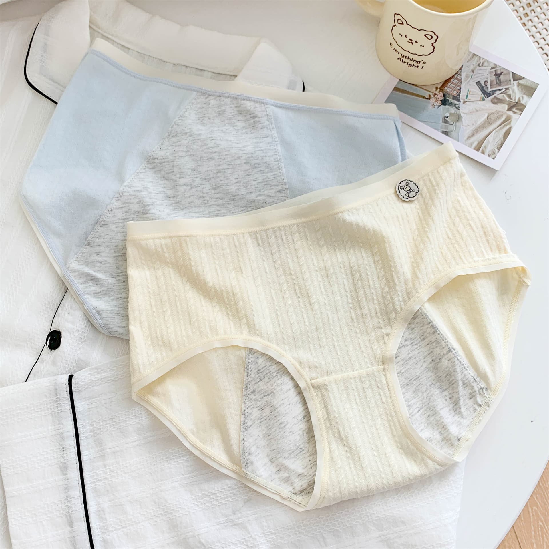 Summer menstrual panties, leak-proof women's underwear, pure cotton crotch, comfortable and breathable, mid-waist, hip-lifting briefs.