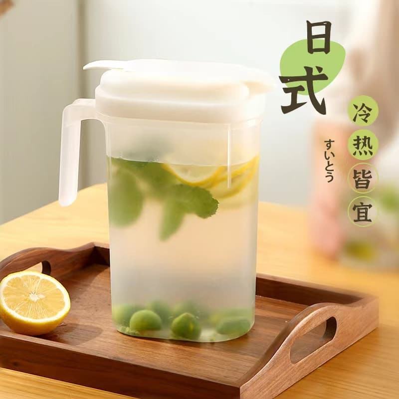 Japanese Style Plastic Cold Water Pitcher for Summer, Large Capacity, Filtered, Heat-Resistant, Sealed Refrigerator Juice and Tea Pot