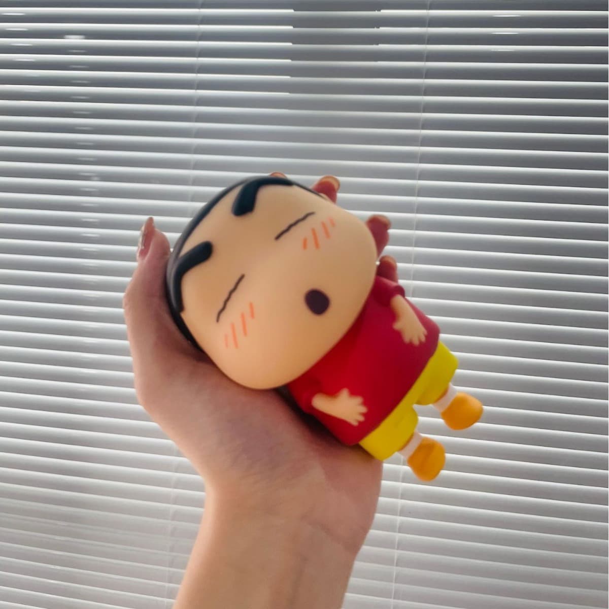 Genuine Crayon Shin-chan pat light, squeeze toy, eye-protecting night light, cute and classic gift for boys and girls.