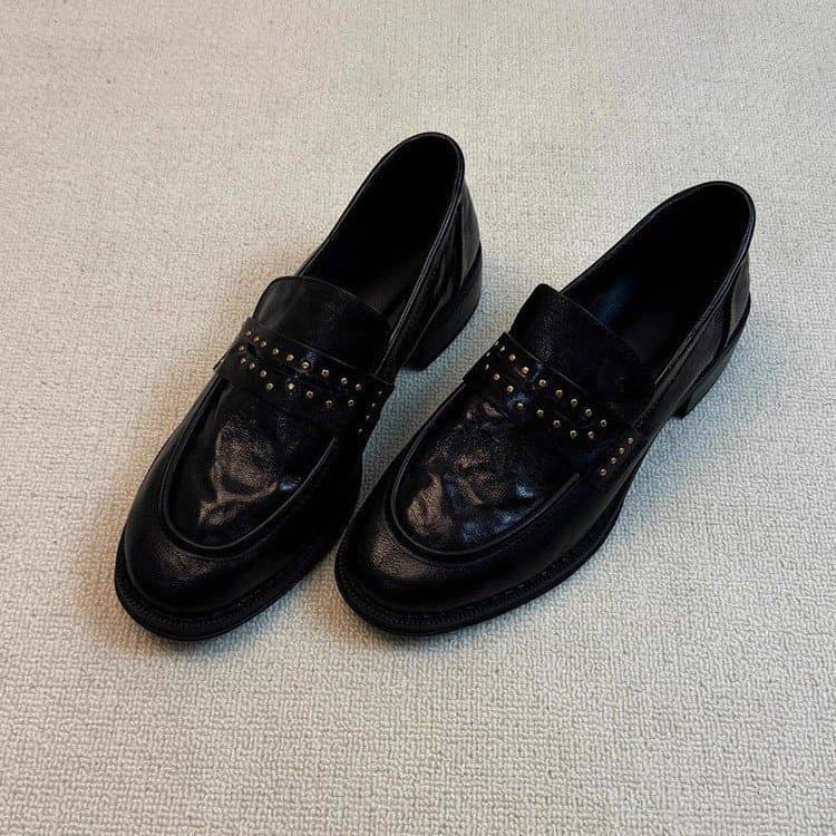 【Amano】Loafers Women Retro British Style Round Toe Studded Wrinkle Slip-On Chunky Heel Black Leather Shoes