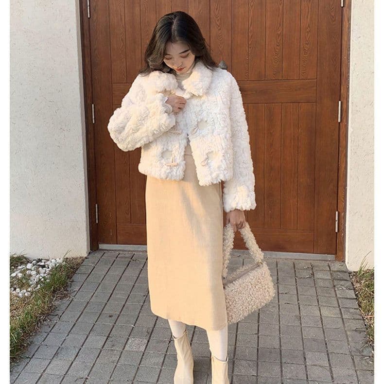 Lamb Fur Coat for Women with Horn Buttons, Leather and Fur Blend 2025 Autumn/Winter New Style Loose Faux Rabbit Fur Fluffy Top