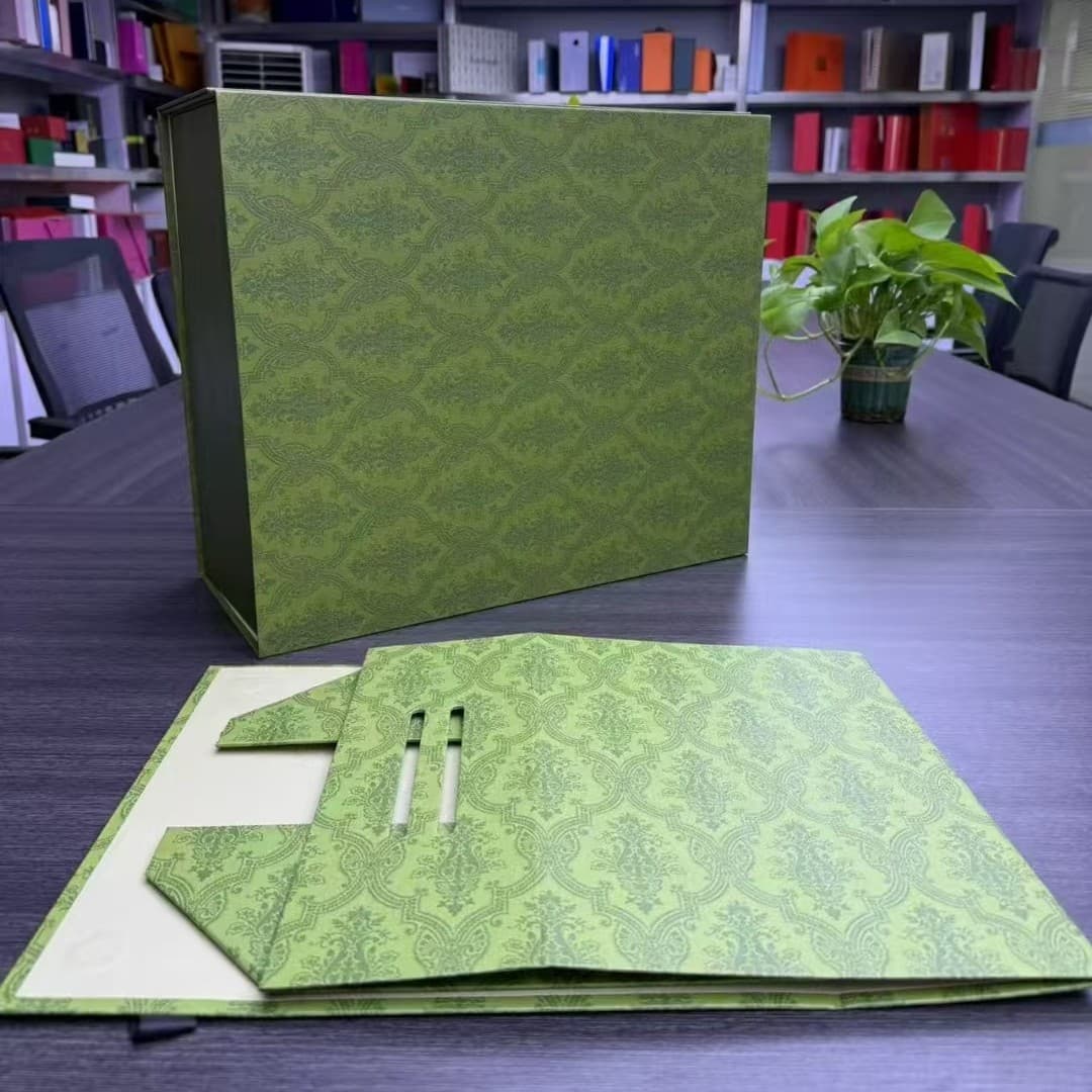 In Stock High-End Quality Luxury Brand Gucci Style Shoe Box Gift Box Coat Box Bag Magnetic Folding Box