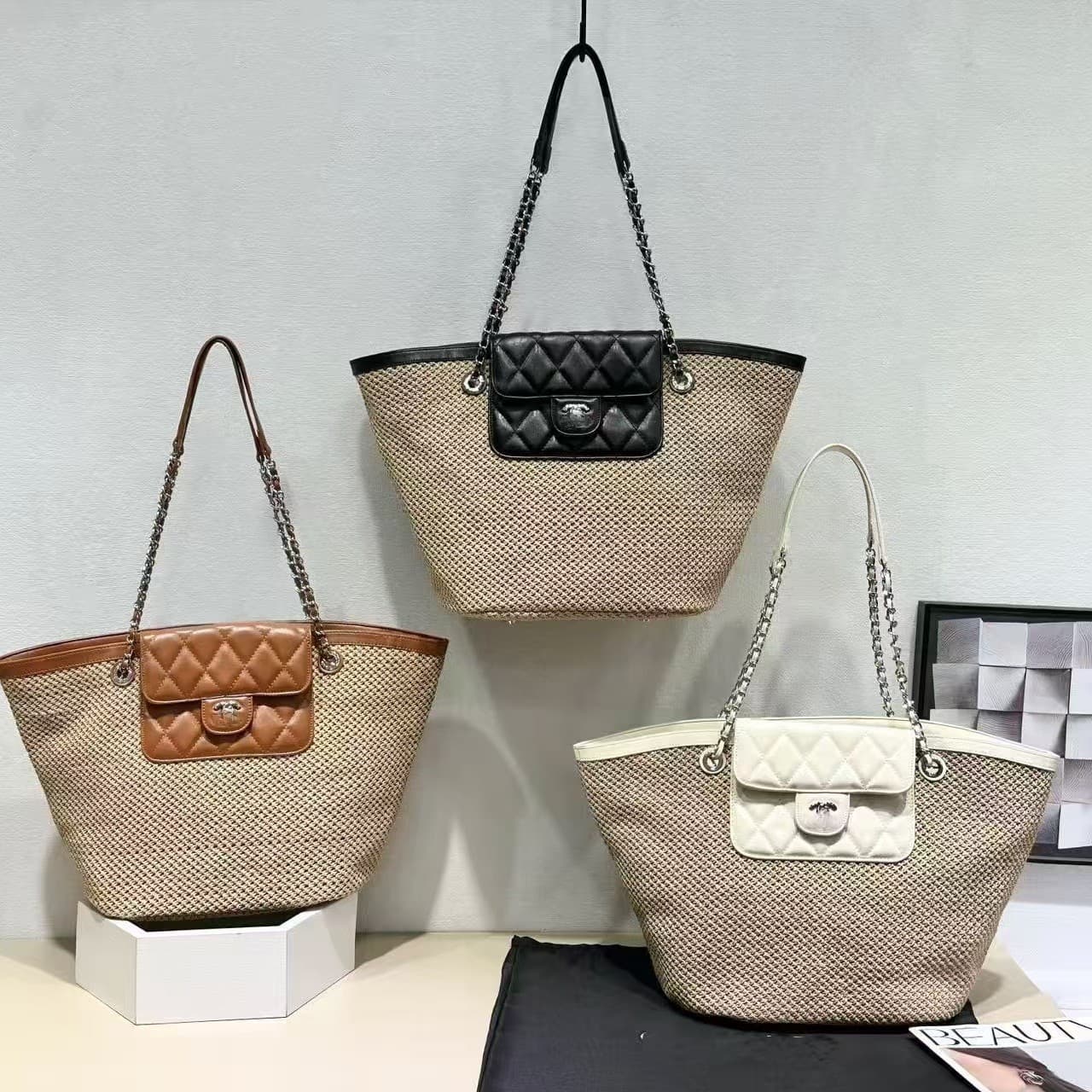 26C Vacation Style Woven Straw Tote Bag Bucket Basket Lock Chain Woven Summer Beach Handbag Women's Bag