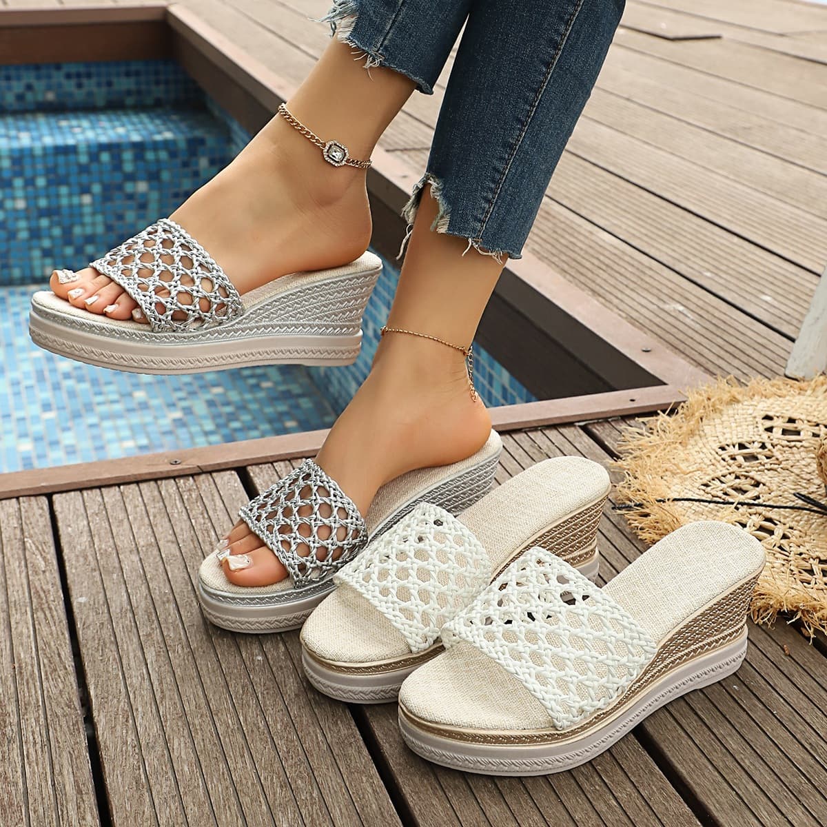 Women's Lightweight Beach Sandals 2026 Summer Casual European and American Hollow Out Solid Color Soft Sole One-Strap Slippers