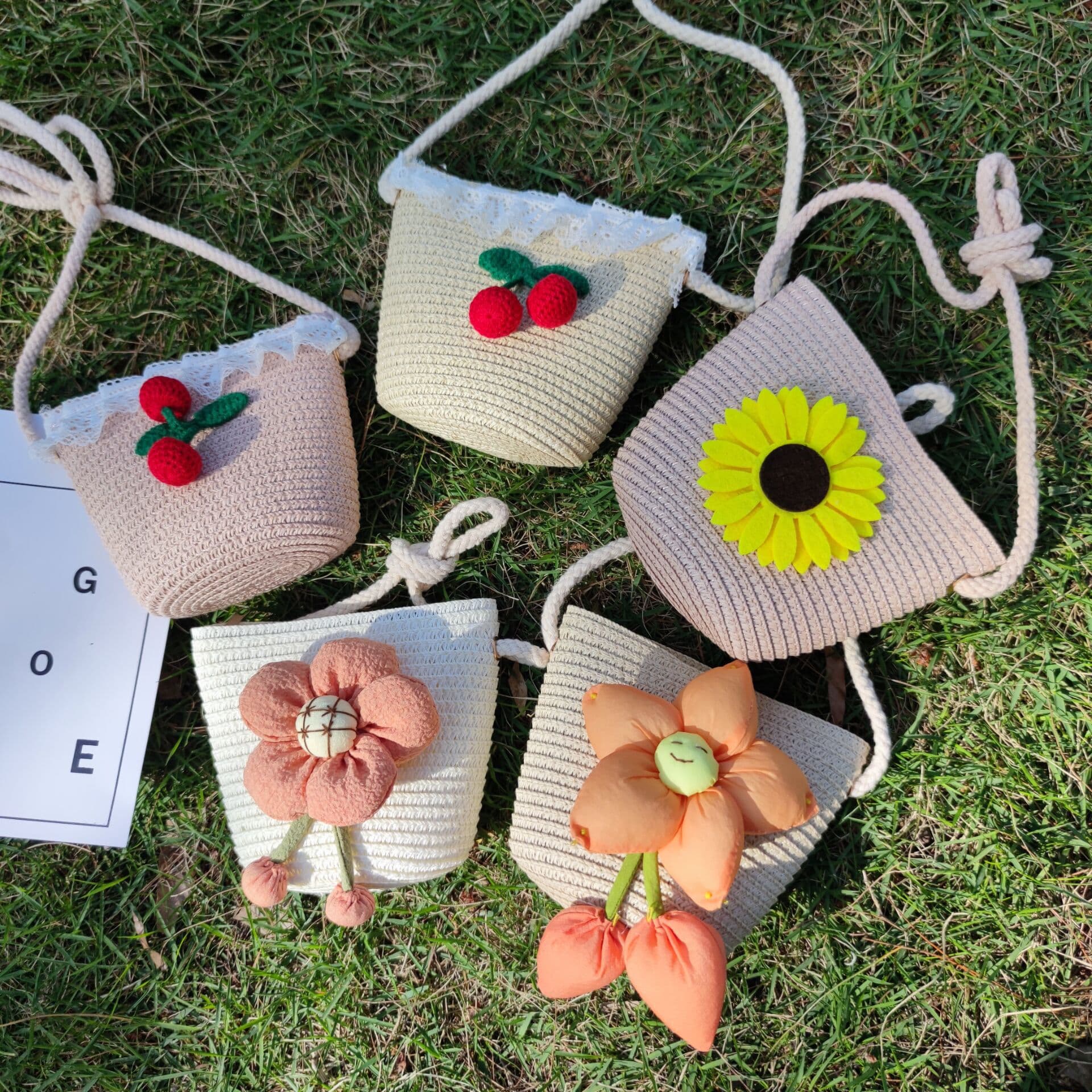 Summer straw woven bag, children's bag, cute crossbody bag, boy and girl mini coin purse, for scenic spots and beaches.