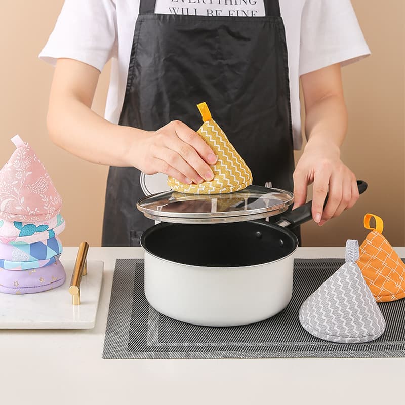 Triangular heat-resistant cap, enamel pot lid cap, kitchen cast iron pot handle, high-temperature resistant casserole handle, heat-insulating gloves, thick