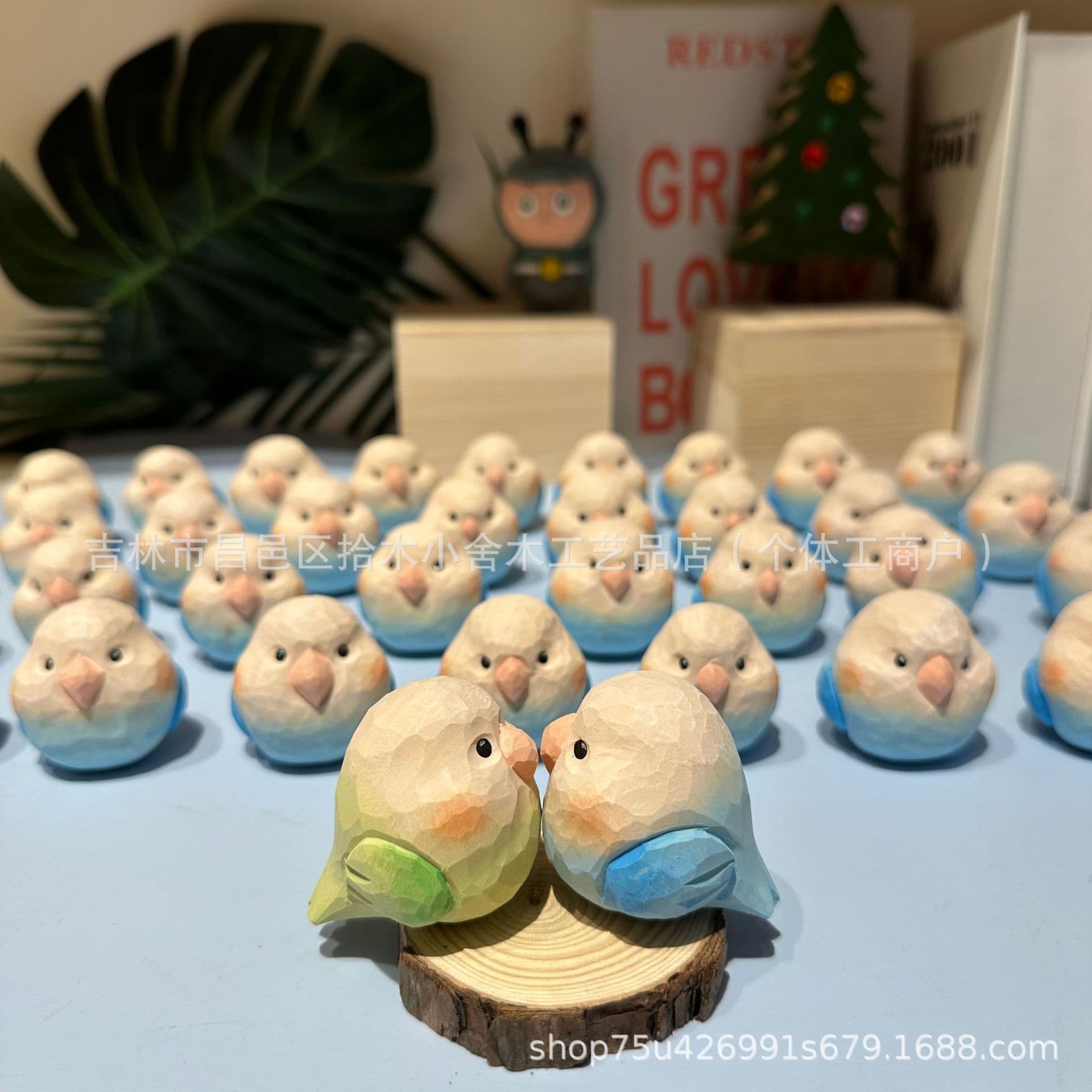 Wholesale wooden chubby bird crafts, ornaments, cute cartoon parrots, and wood carvings.