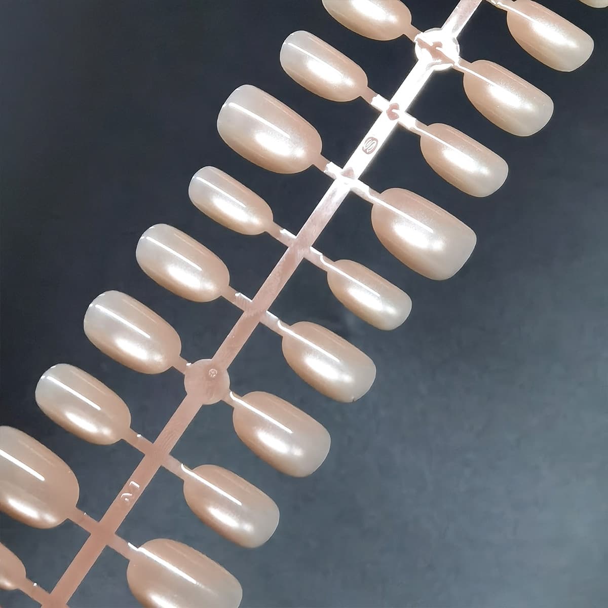 Chasing Light Manicure New Nude Glass Beads Short Oval Cat Eye Wearable Nails Advanced Fake Nails Finished Nail Pieces Wholesale