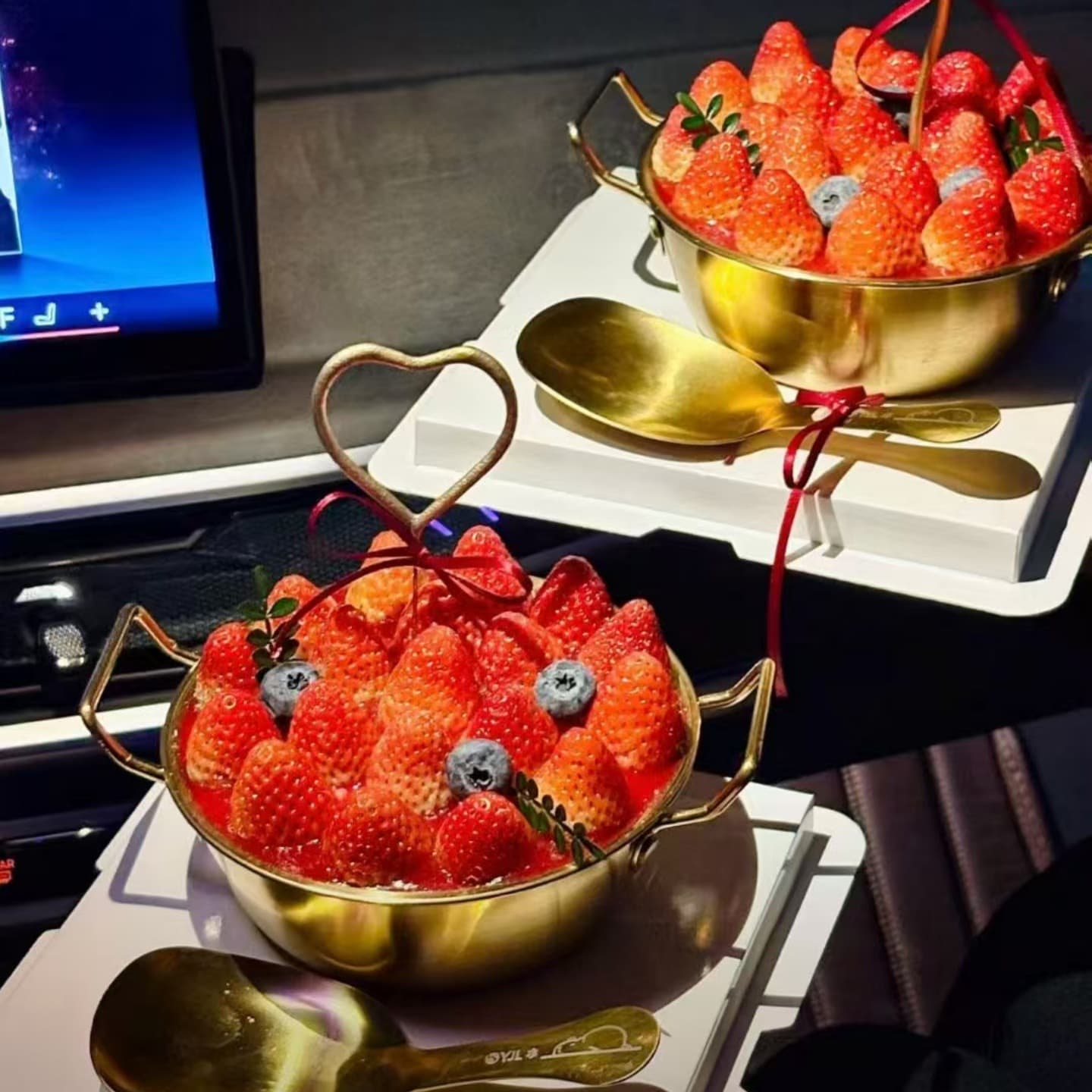 Internet celebrity 2026 Christmas New Year golden strawberry bowl cake decoration stainless steel strawberry cake basin dessert basin