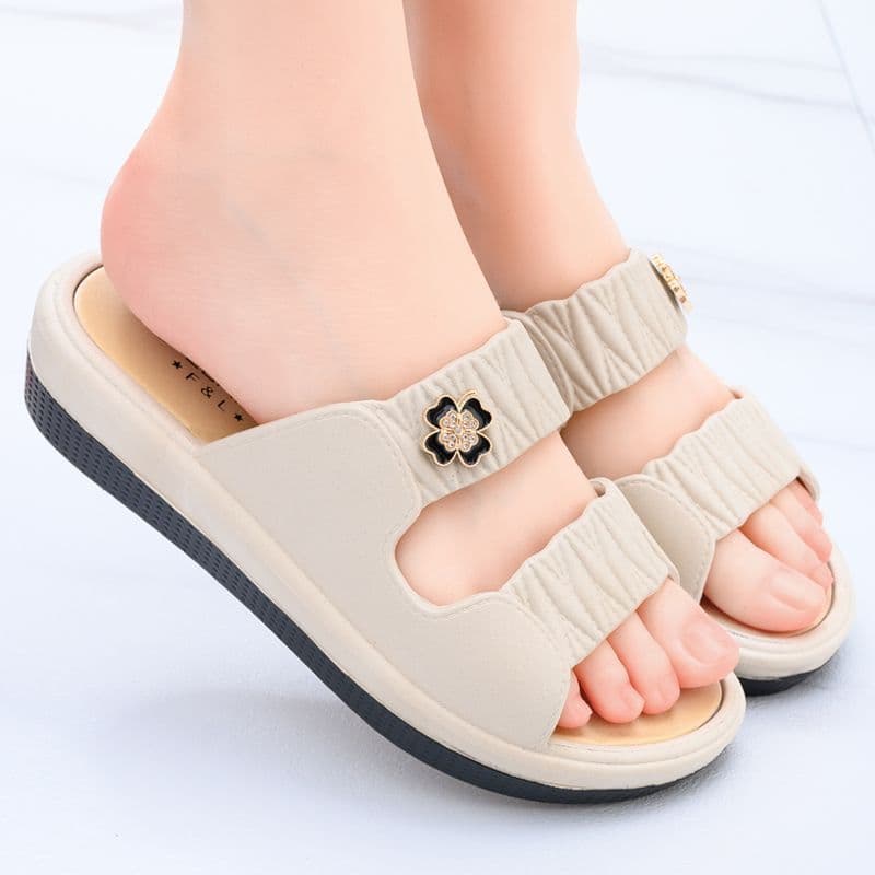 Thick-soled slippers for women to wear outside, fashionable home soft-soled anti-slip 2026 Korean style wedge mother four-leaf clover sandals