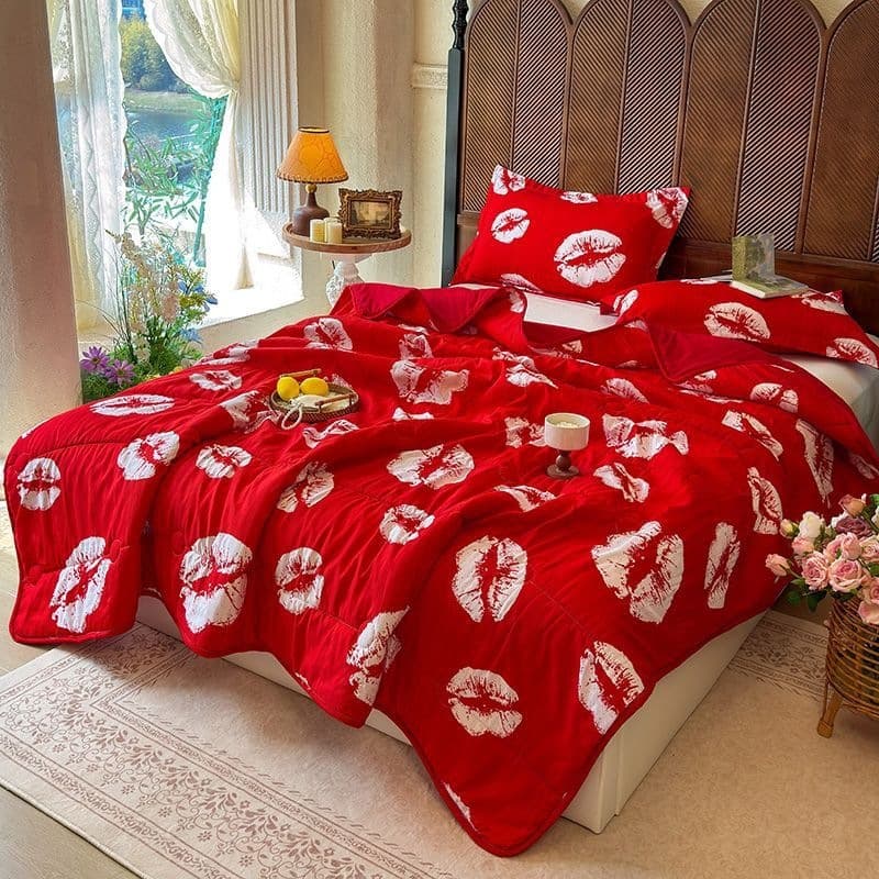 F8H seersucker summer quilt is soft and breathable in all seasons and can be used in all seasons in summer. Winter quilt is double quilt and can be machined in the bedroom.