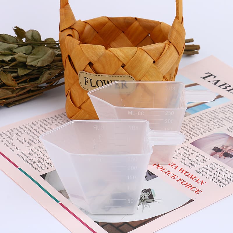 Food-grade plastic small measuring cups with graduations, baking utensils, milliliter cups, flour measuring cups, milk measuring cups, in stock.