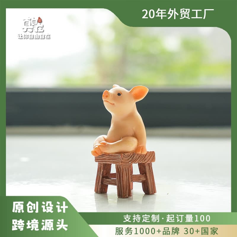 Cute Chair Pig Miniature Ornament, Adorable Simulated Animal, Fun Exquisite Gift, Birthday Present, Desktop and Car Decoration