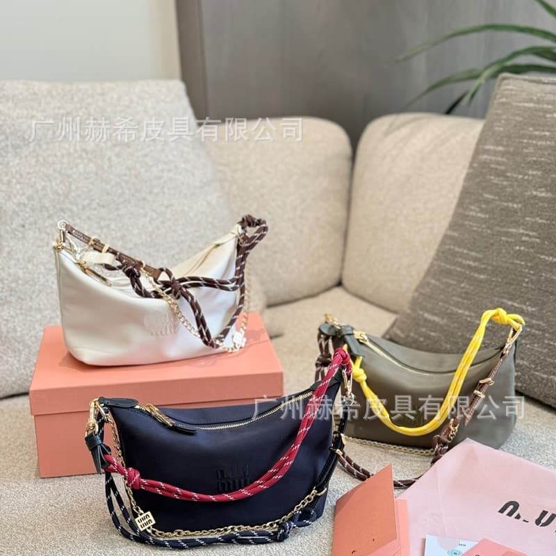 MIU New Color-Block Lunch Box Bag, Underarm Commuter Casual Crossbody Bag, Handheld Shoulder Bag, Fashionable Tote for Women