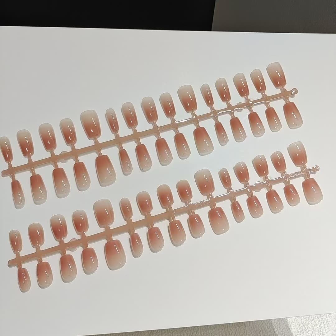Wearable nail art, 30 pieces, full strip of T104/T105 pink short staircase/pink short staircase, pure and alluring false nails, finished product that brightens skin tone.