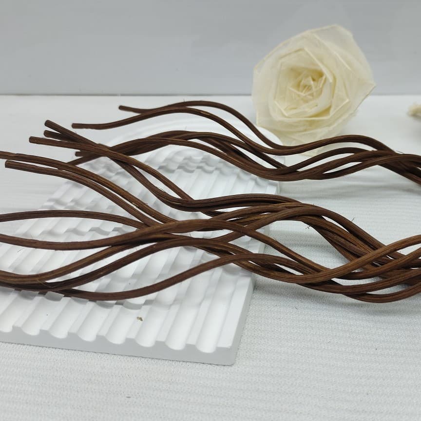 Supplier of brown natural fragrance diffuser sticks, coffee-colored flameless fragrance diffuser reeds, long-lasting fragrance, wholesale from manufacturers.