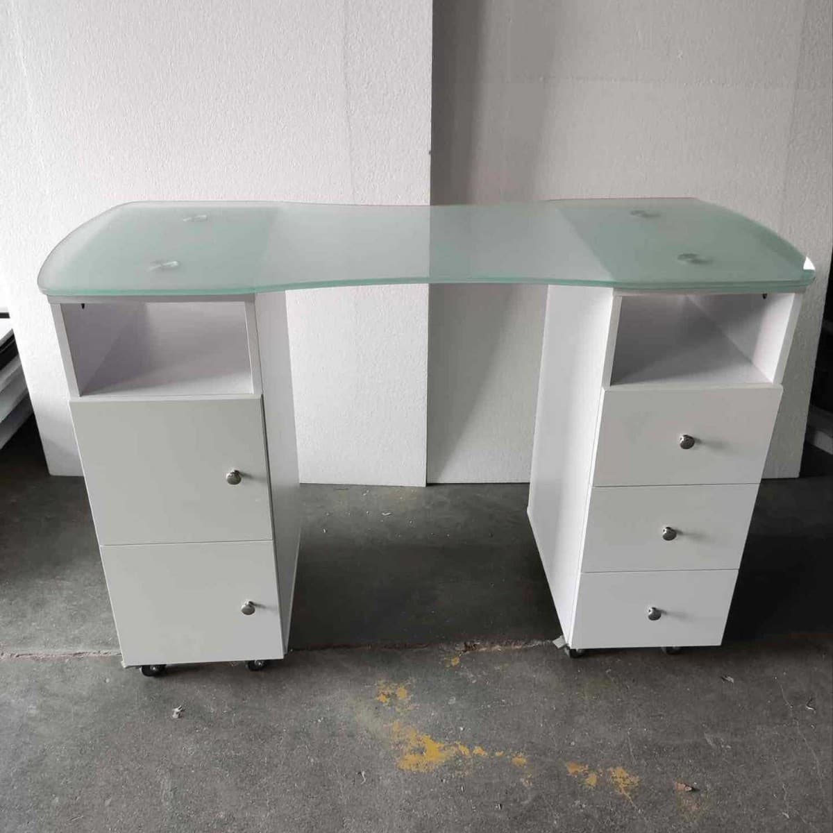 Tempered glass nail table