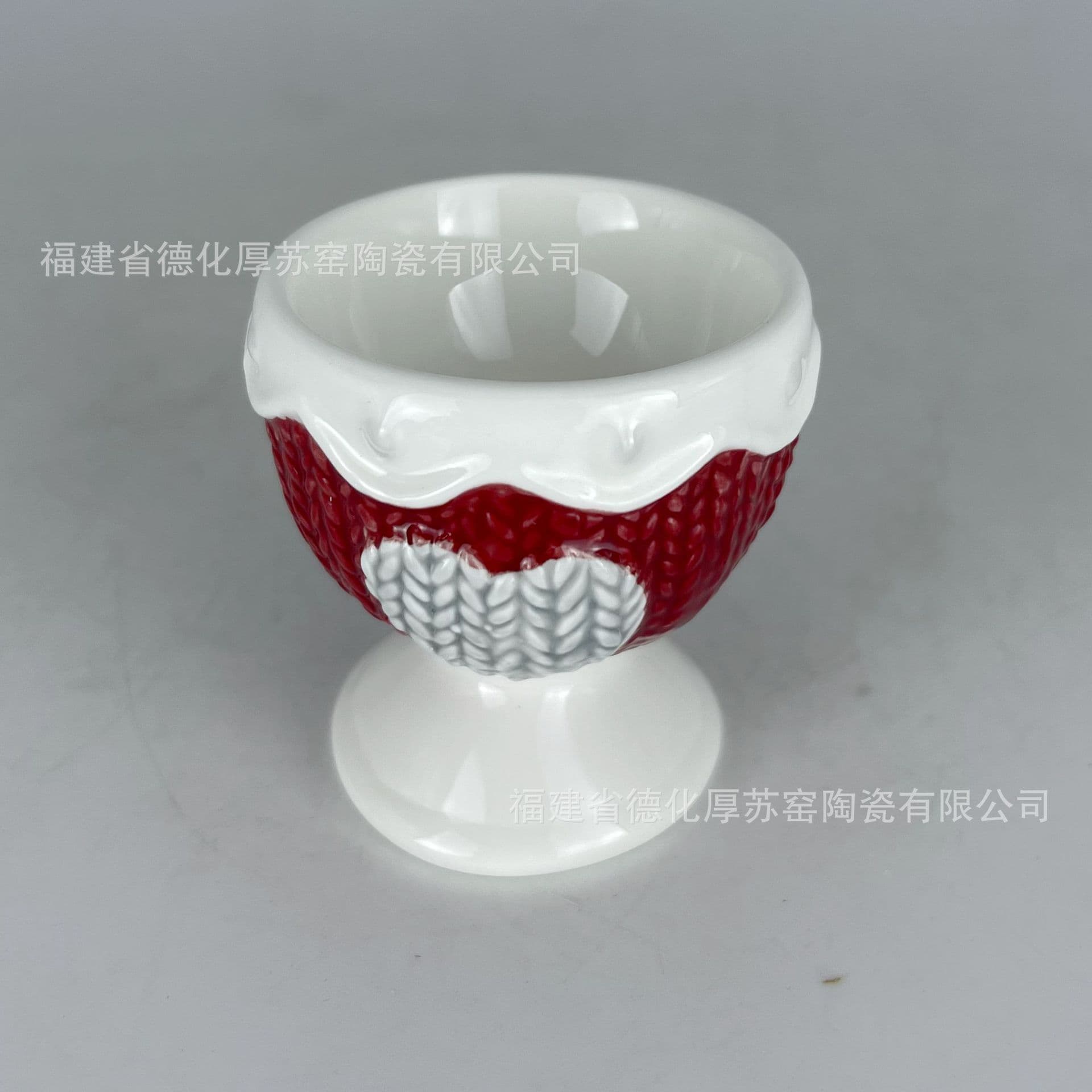 Creative knitted striped embossed heart pattern red ceramic egg cup Christmas decoration ceramic egg tray export