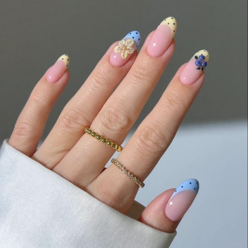 Creamy yellow and milky blue sweet girl wears oval nails, hand-painted polka dot three-dimensional flower nail polish, Internet celebrity's same nail polish