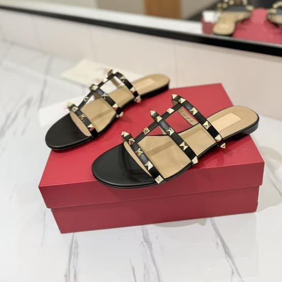 High Version V Home 2025 New Rivet Slippers Women Summer Outdoor Flat Soft Sole Fashion Versatile Internet Celebrity Beach Sandals