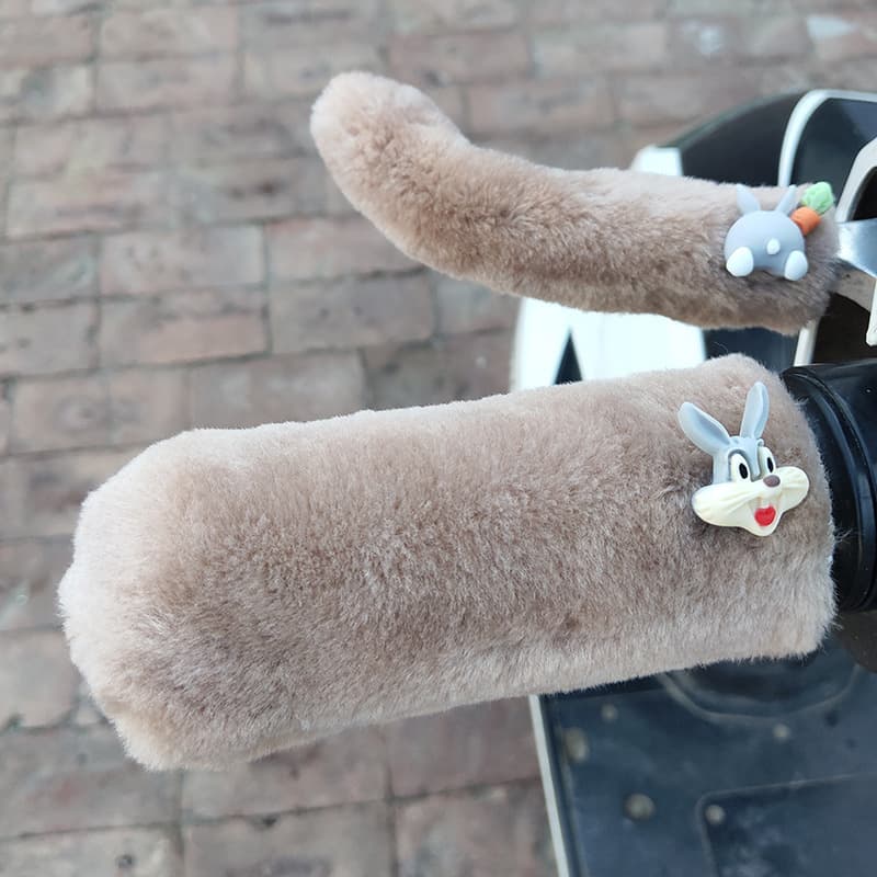 Plush, warm, cute cartoon handrails for electric vehicles, motorcycles, tricycles, and other vehicles - anti-slip and protective.