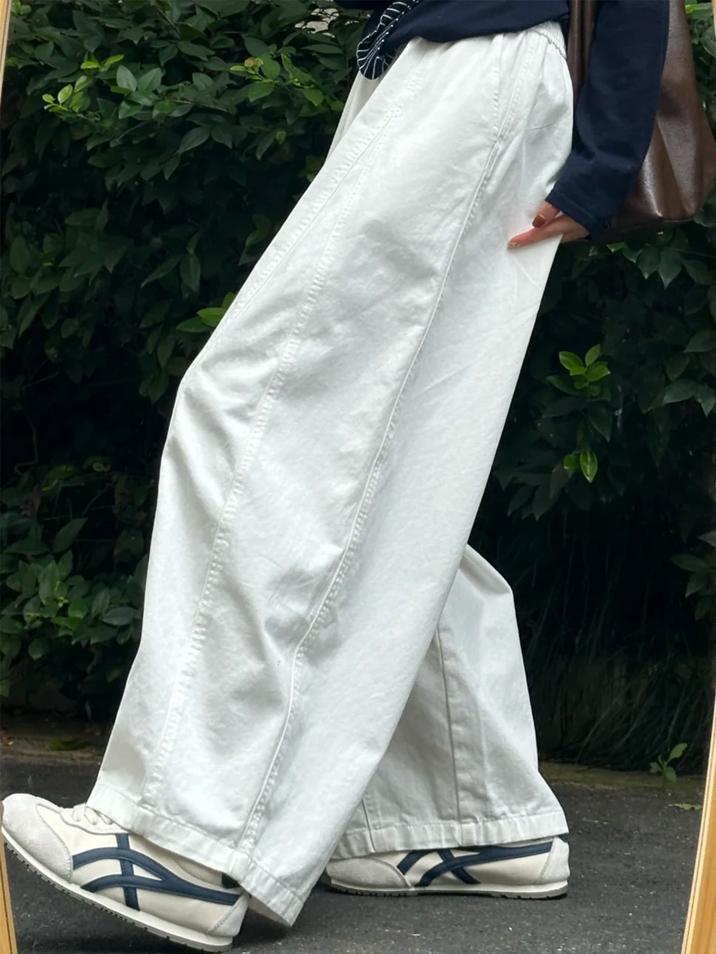 White wide-leg pants, loose and relaxed style, pear-shaped figure pants, plus size, slimming, casual curved cargo pants.