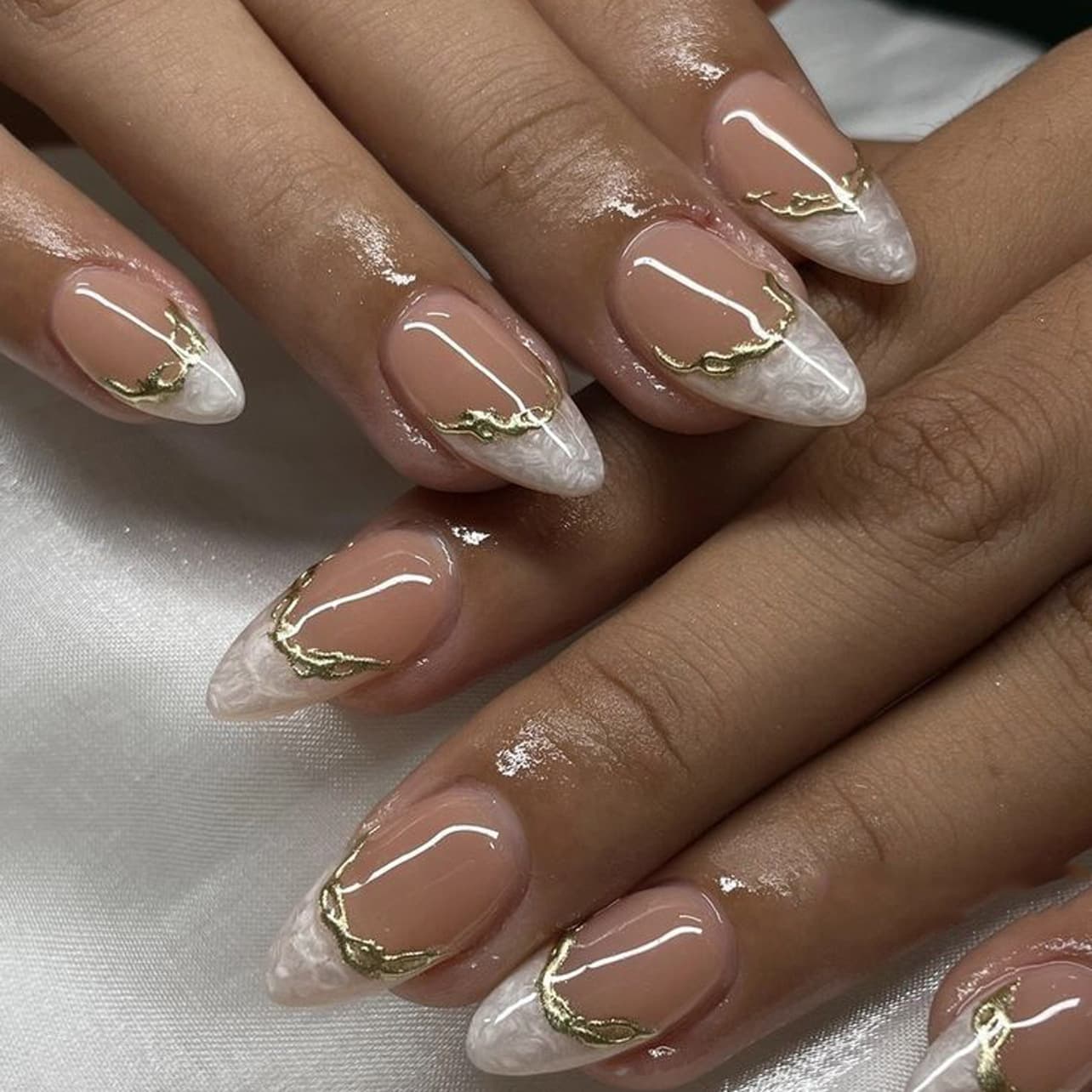 French White Ombre Short Almond Press-On Nails, Cross-Border Gold Glitter Nail Art Tips Wholesale