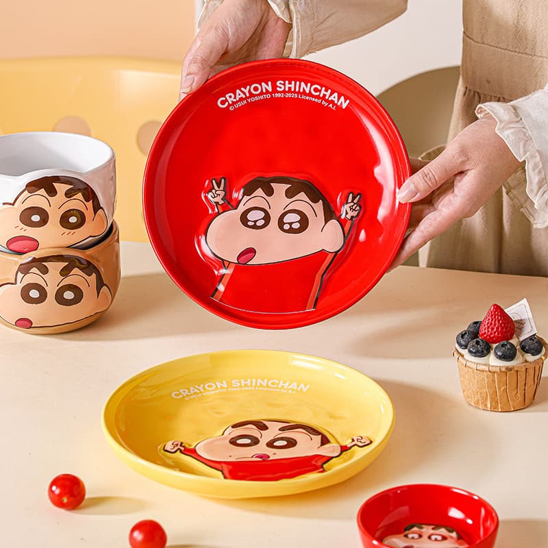 Official Crayon Shin-chan embossed ceramic plate, cute cartoon round plate for home use, children's tableware, housewarming gift, wholesale