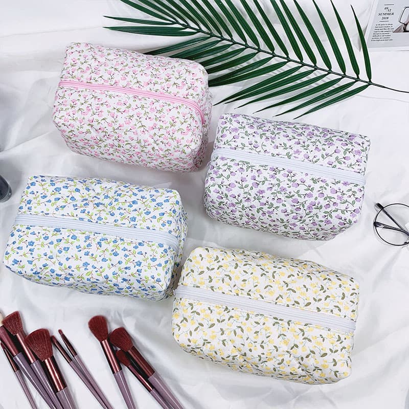 Cross-border hot selling floral cosmetic bag, small fresh and simple toiletry bag, quilted quilted clutch bag, portable storage bag