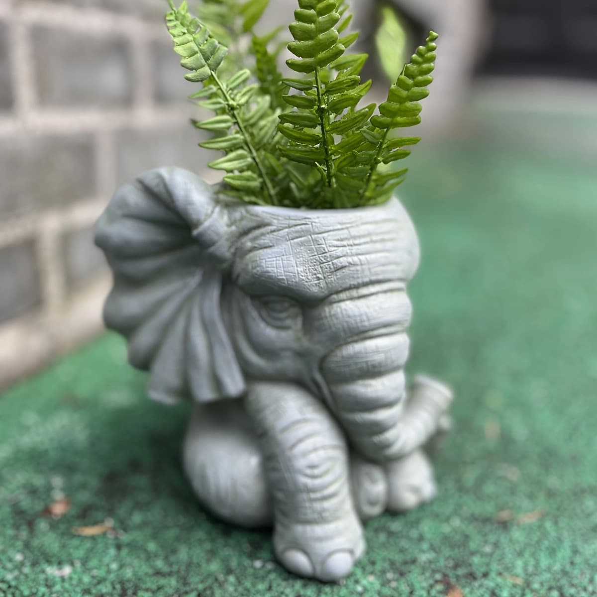 Minimalist Big-Eared Elephant Planter, Cute Resin Statue Craft Planter, Suitable for Outdoor Garden and Courtyard Decoration