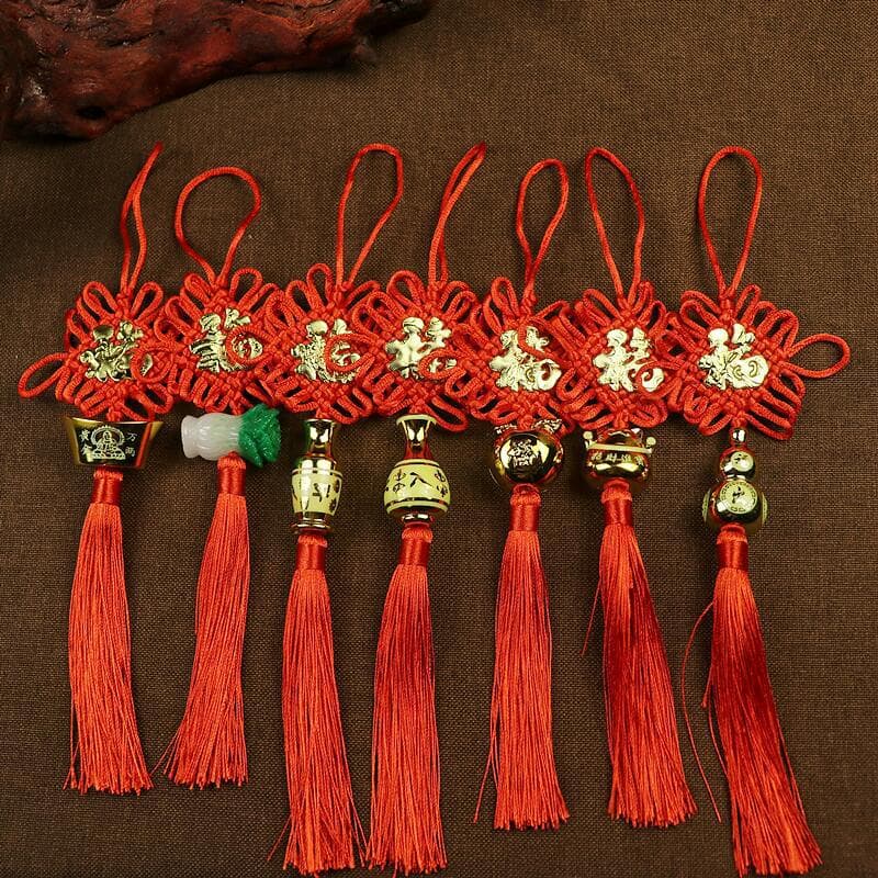 Yiwu wholesale ten trays of high-quality Chinese knot stickers and blessing pendants, safety buckles to attract wealth and blessings, holiday home festive ornaments
