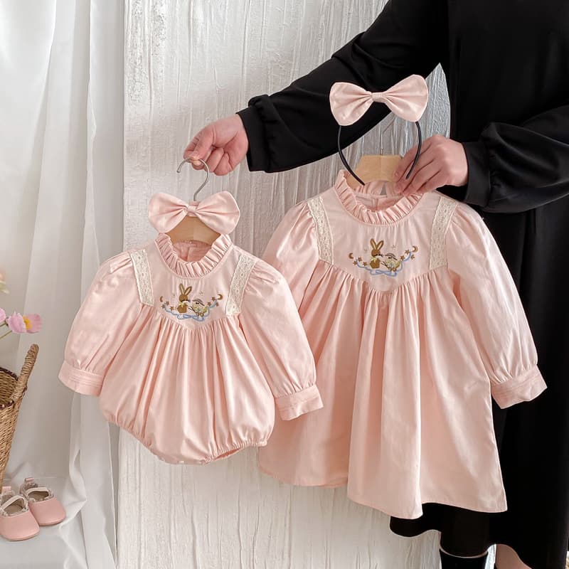 2026 Autumn New Baby Clothes Pure Cotton Trims Baby Bags Girls Embroidered Dress Sisters Autumn