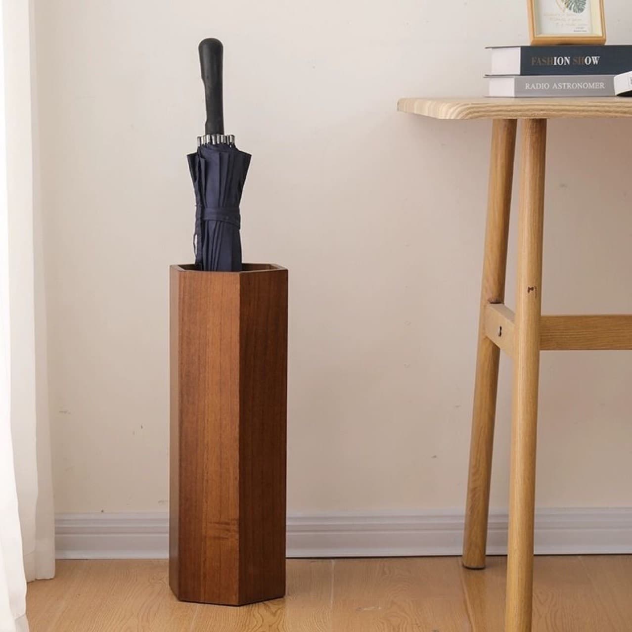 Nordic Japanese-style retro solid wood umbrella stand, wooden umbrella bucket for hotel living room and home, unique creative umbrella storage