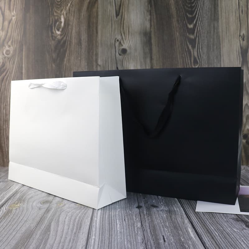 Black hand-held paper bag gift bag ready-made fashion shopping bag large clothing store white cowhide bag gift bag