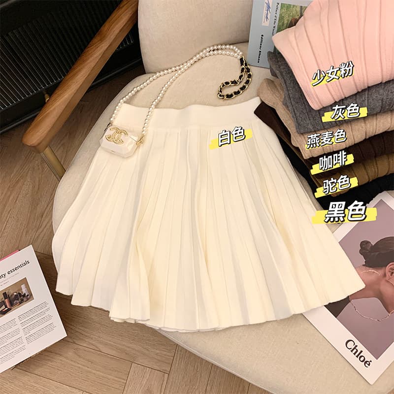 2026 Autumn/Winter New Pleated Knit Skirt, Designed for Petite Figures, Slimming Waist A-Line Short Skirt