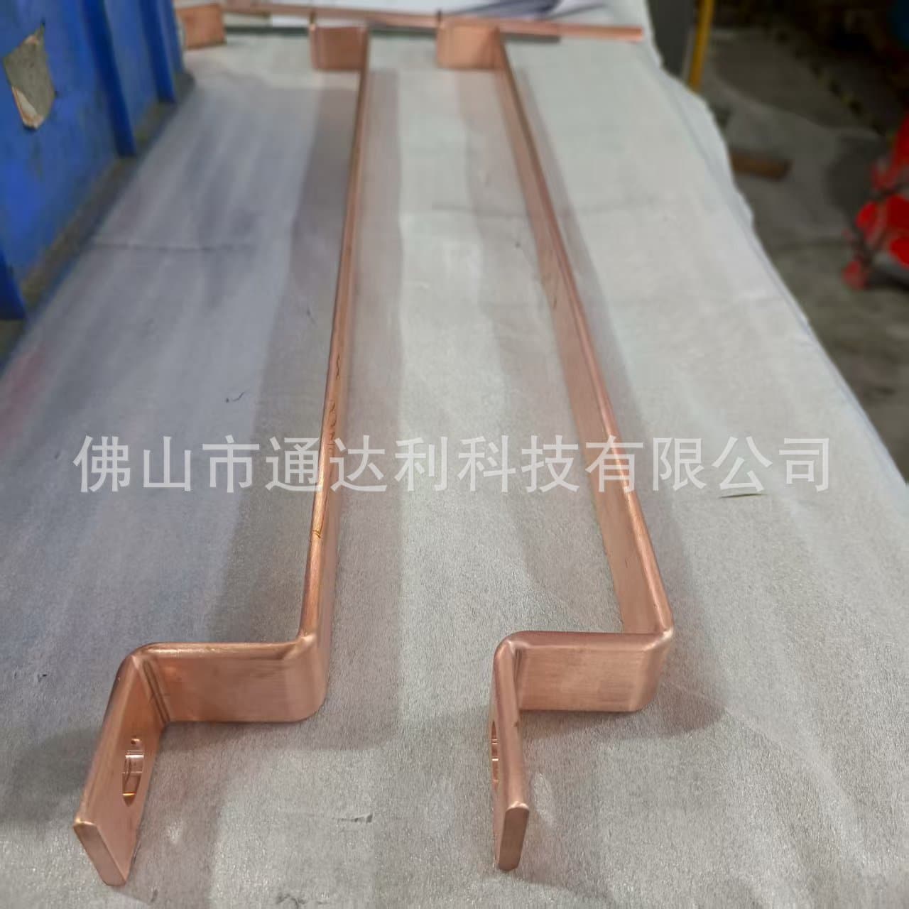 New energy vehicle battery connection copper busbar processing: special-shaped bending, punching, plating, insulation coating.