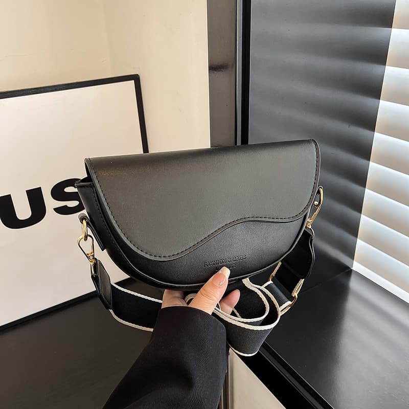 Trendy Solid Color Textured Shoulder Crossbody Bag for Women 2025 New Versatile Ins Viral Saddle Bag