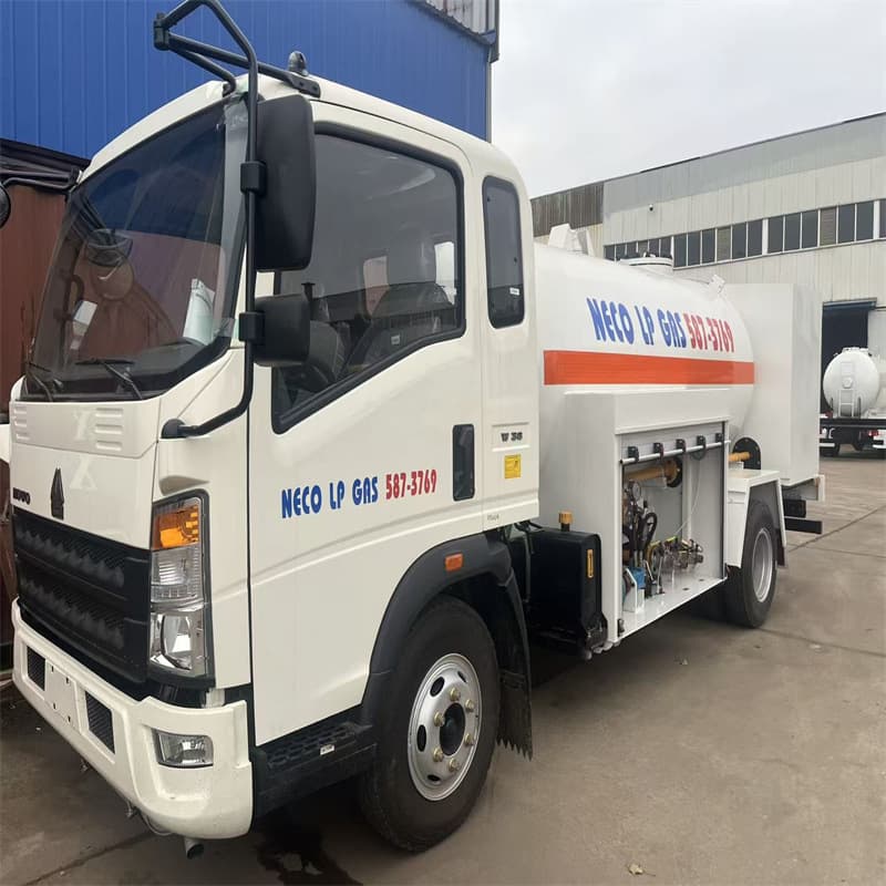 Export LPG CNG Natural Gas Transport Vehicle, Right-hand Drive HOWO Oil Tanker, Special Vehicle for Liquefied Petroleum Gas