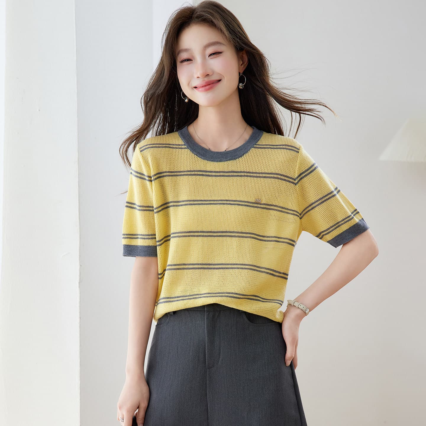 2026 Summer Thin Knit Top Slimming and Age-Reducing for Moms, Youthful Retro Striped Short-Sleeve T-Shirt for Women