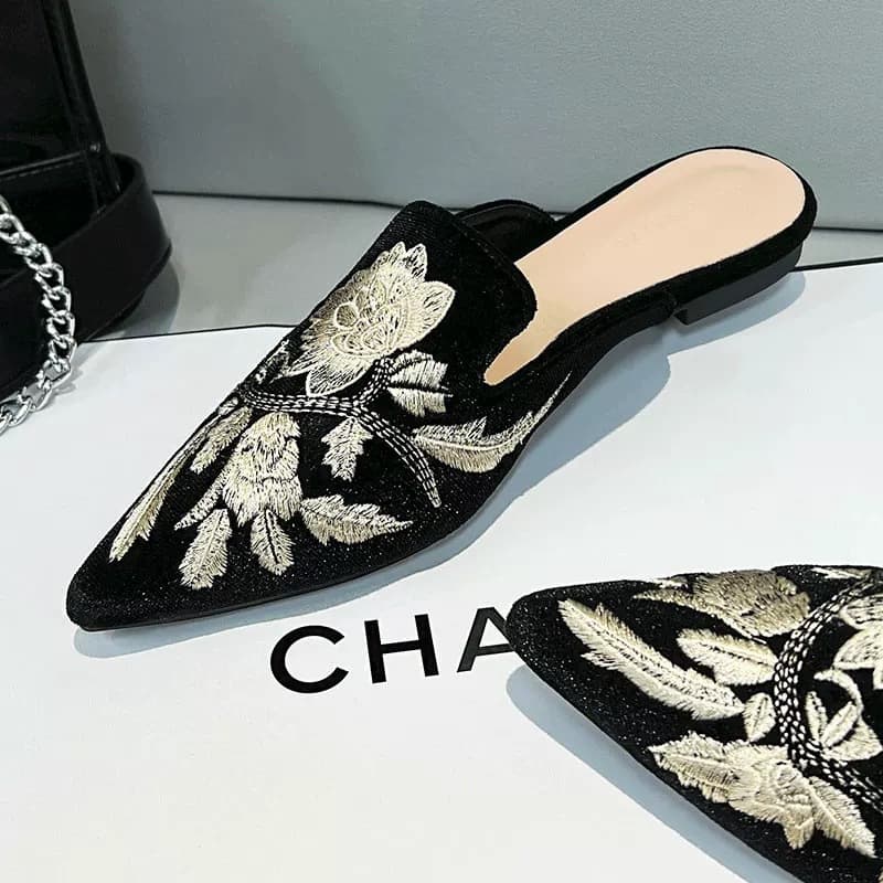 Baotou half slippers for women, 2025 new summer sandals, national style embroidered flowers, large size pointed toe flat mules