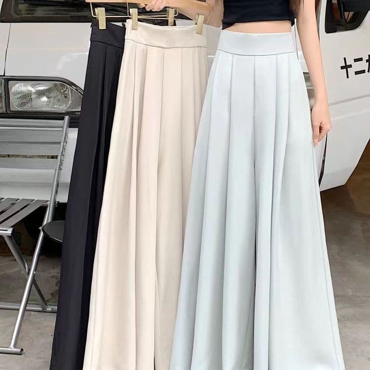 Women's extra-wide leg culottes, spring/summer 2025, lightweight pleated suit pants, high-waisted, slimming, casual style.